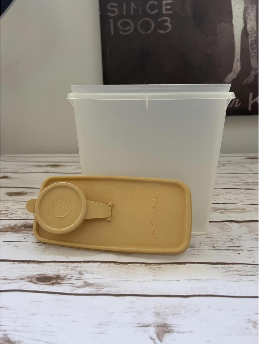 Tupperware Vintage Snack/Pitcher Container with Tan Lid